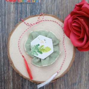 Mărțișor – model Coada-șoricelului pe dantelă verde