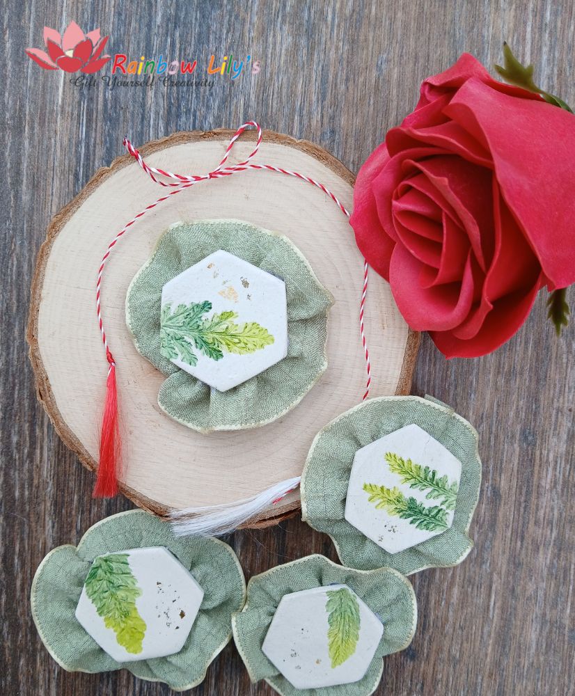 Mărțișor – model Coada-șoricelului pe dantelă verde - imagine 2